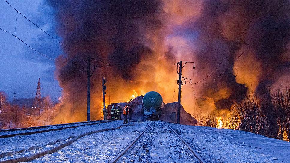 Пожар после схода с рельсов грузового поезда, состоящего из 32 цистерн с газовым конденсатом, в Нововятском районе Кирова