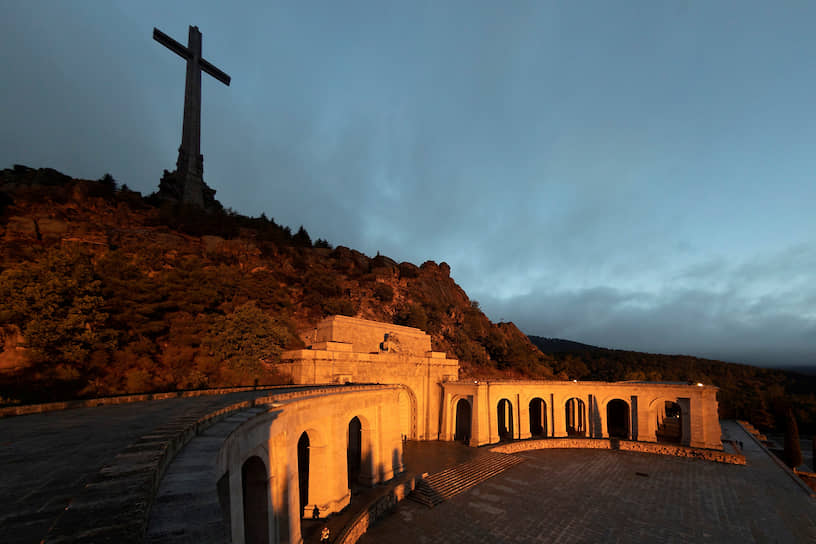 Генералиссимус был похоронен в Долине павших — мемориале, сооруженном в 1940-х годах по приказу Франко в память о героях гражданской войны