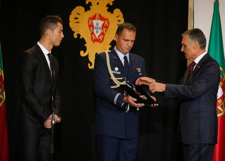 В 2014 году президент Португалии Анибал Каваку Силва (на фото справа) вручил футболисту награду за заслуги перед страной — орден Инфанта дона Энрике