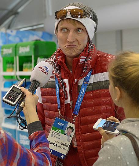 Призер олимпийский игр по конькобежному спорту Иван Скобрев отвечает на вопросы журналистов в прибрежной Олимпийской деревне в Сочи
