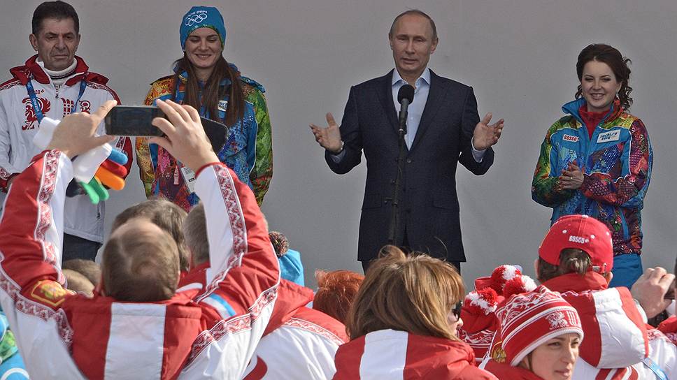 Поднявшись на сцену после церемонии поднятия российского флага под гимн России, Владимир Путин сказал, что наша страна готова к проведению Игр (ему приходится теперь произносить это каждый день, и не по одному разу), что ему хочется, чтобы все спортсмены были счастливы (это невозможно по определению) и что то, чем они занимаются,— «на грани человеческих возможностей и на уровне как минимум циркового искусства»