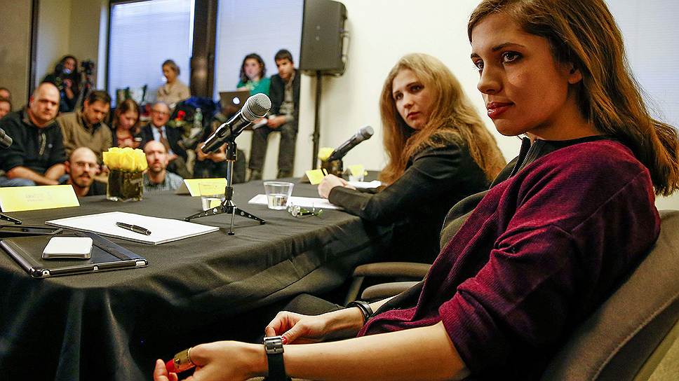 Пресс-конференция в Нью-Йорке. Участницы Pussy Riot Надежда Толоконникова (первый план) и Мария Алехина