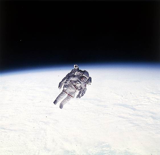 1984 год. Астронавт NASA Брюс Маккэндлесс стал первым человеком, кто работал в открытом космическом пространстве без связи с кораблем — в свободном полете

