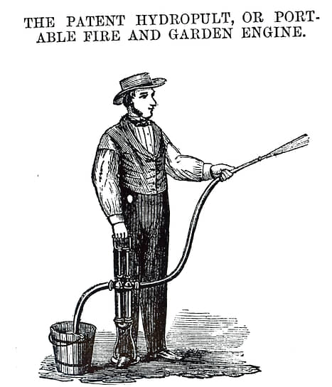1863 год. В США впервые запатентовали огнетушитель &lt;br>
На фото: гравюра XIX века с изображением человека с переносным огнетушителем в руках
