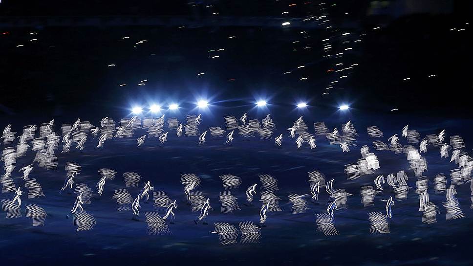 Заключительный художественный эпизод — круги рисуют коньками сотня конькобежцев