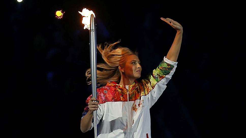 На стадион Олимпийский огонь внесла Мария Шарапова