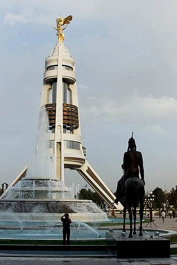 Туркменский памятник «Арка нейтралитета». Построена по поручению Сапармурата Ниязова и является одним из самых известных символов его правления 