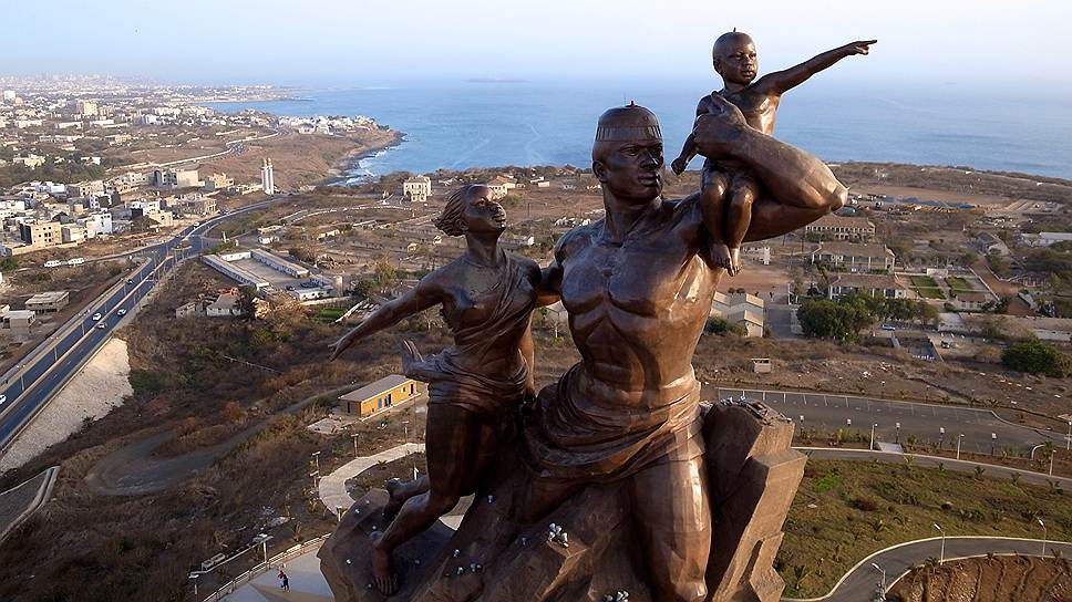 Монумент «Возрождение Африки» в Сенегале. Построен после получения независимости от Франции

