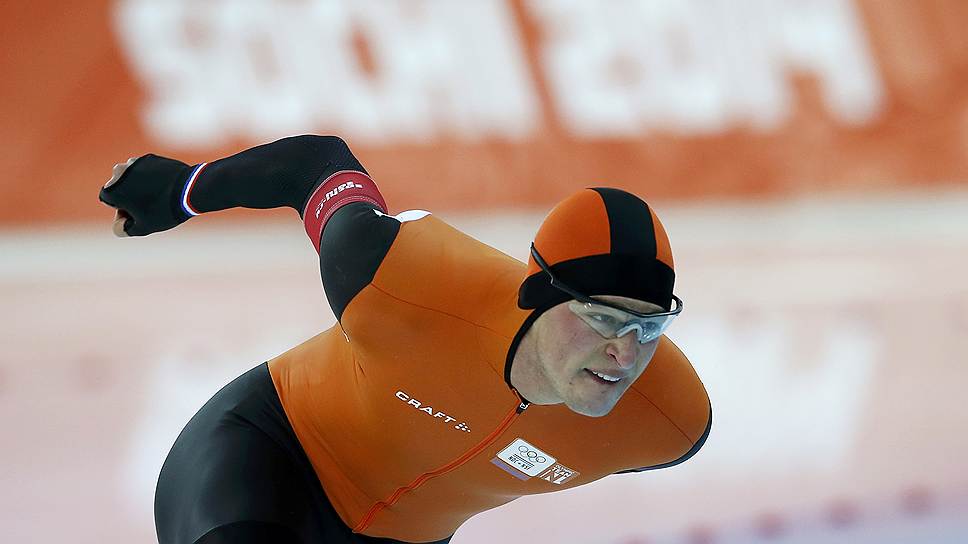 Голландский конькобежец Свен Крамер выиграл золото Олимпиады в Сочи на дистанции 5000 м и установил новый мировой рекорд