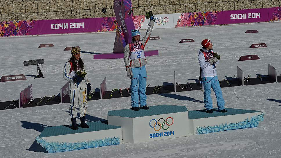 Лидер норвежских лыжниц Марит Бьорген защитила свой олимпийский титул в скиатлоне — гонке на 15 км со сменой стилей передвижения. Серебро досталось шведке Шарлотте Калла, бронза — еще одной норвежке, Хайди Венг