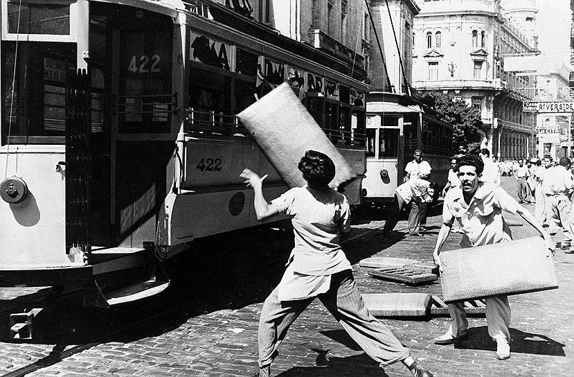 1948 год. Студенты бросают автомобильные сиденья в проезжающие машины в Гаване в знак поддержки кубинских школьников, которые объявили голодовку, требуя постройки новой школы