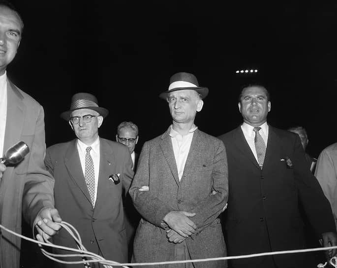 1962 год. На Глиникском мосту между Западным Берлином и Потсдамом состоялся обмен советского разведчика Рудольфа Абеля (в центре) на американского пилота Фрэнсиса Пауэрса 