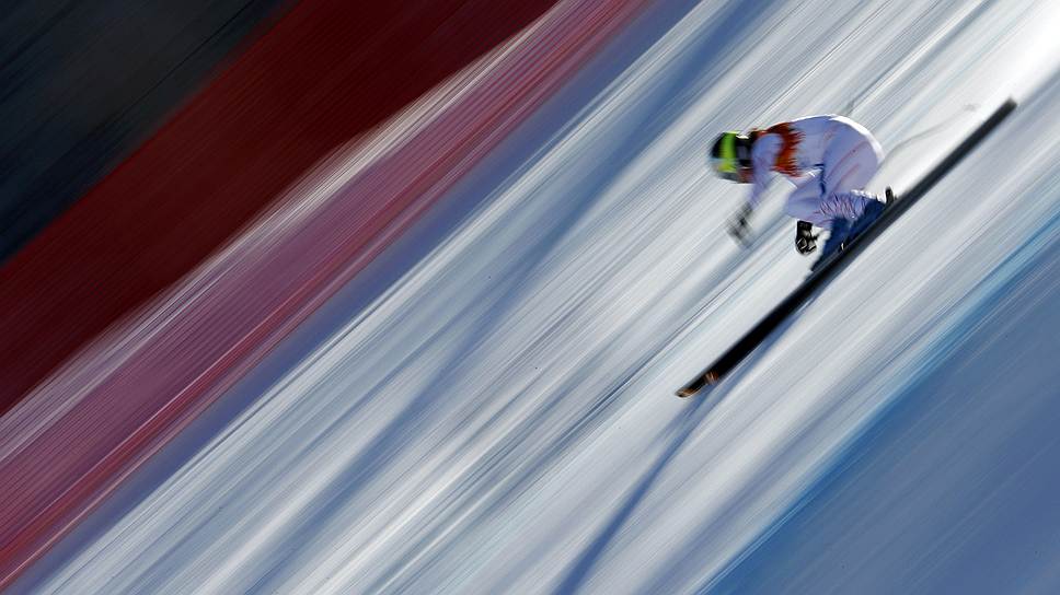 Американка Жаклин Уайлс съезжает вниз по склону во время соревнования по горнолыжному спорту 