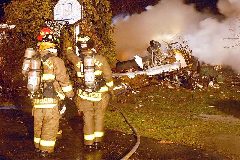 2009 год. Пожарные тушат пожар, который произошел в результате крушения авиалайнера авиакомпании Colgan Air на жилой дом в городе Клэренс в пригороде Буффало. Жертвами катастрофы стали  49 человек в самолете и один человек на земле