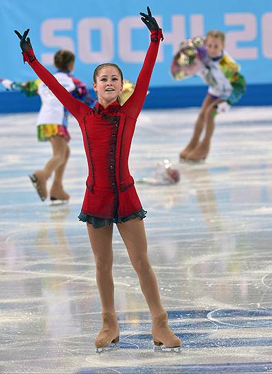 Золотая медаль, выигранная спортсменкой в составе сборной России, также сделала Юлию Липницкую самой юной чемпионкой в фигурном катании в истории зимних Олимпийских игр