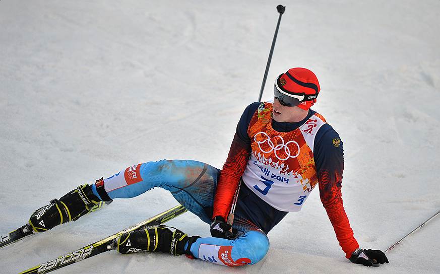 Член олимпийской сборной команды России Евгений Климов на финише индивидуальной гонки 10 км  на соревнованиях по лыжному двоеборью. Он пришел к финишу 45-м