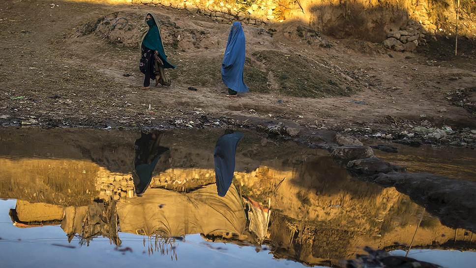Фотографировать женщин особенно сложно и опасно. В Пакистане бывали случаи, когда женщину убивали за то, что она попадала в объектив 