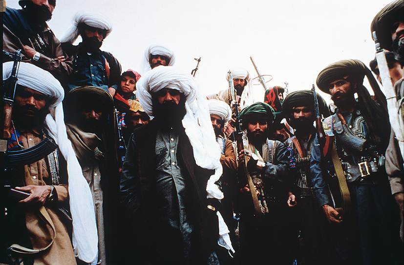 С января 1987 года советские войска в Афганистане участвовали в проведении политики национального примирения, в то время как поддержка боевой деятельности афганских войск продолжалась