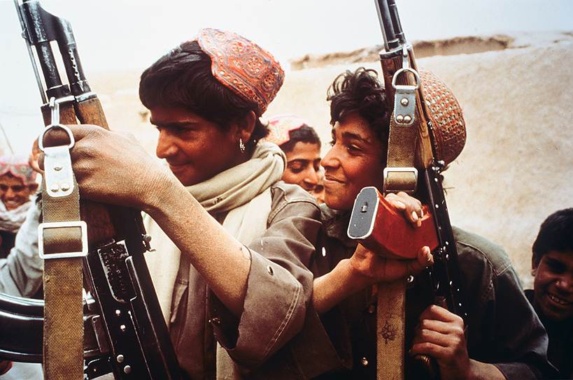 В мае 1986 года  место Бабрака Кармаля занял Мохаммад Наджибулла, ранее возглавлявший  афганскую контрразведку ХАД. В конце года пленум ЦК НДПА (Народно-демократической партии Афганистана) провозгласил курс на политику национального примирения и выступил за скорейшее прекращение гражданской войны