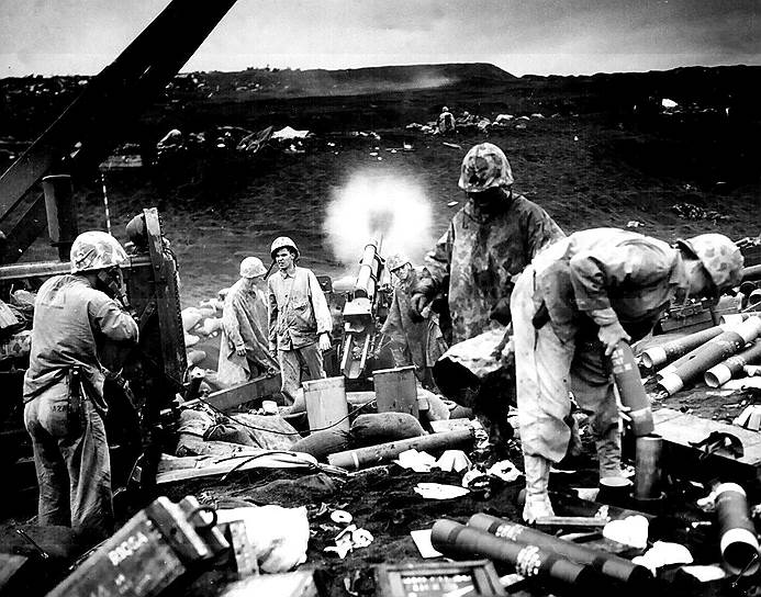 1945 год. Началась битва за Иводзиму — первая военная операция сил США на территории Японии. Битва за небольшой остров продолжалась больше месяца и закончилась победой американцев. Обе стороны понесли крупные потери
