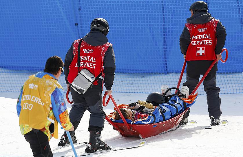 Американская спортсменка Жаклин Эрнандес получила тяжелую травму головы во время соревнований по борд-кроссу. Сноубордистка на несколько минут потеряла сознание, но пришла в себя