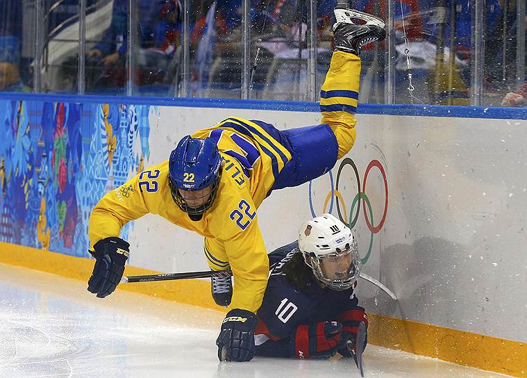 Шведка Эмма Элиассон и американская спортсменка Меган Дугган во время хокейного матча