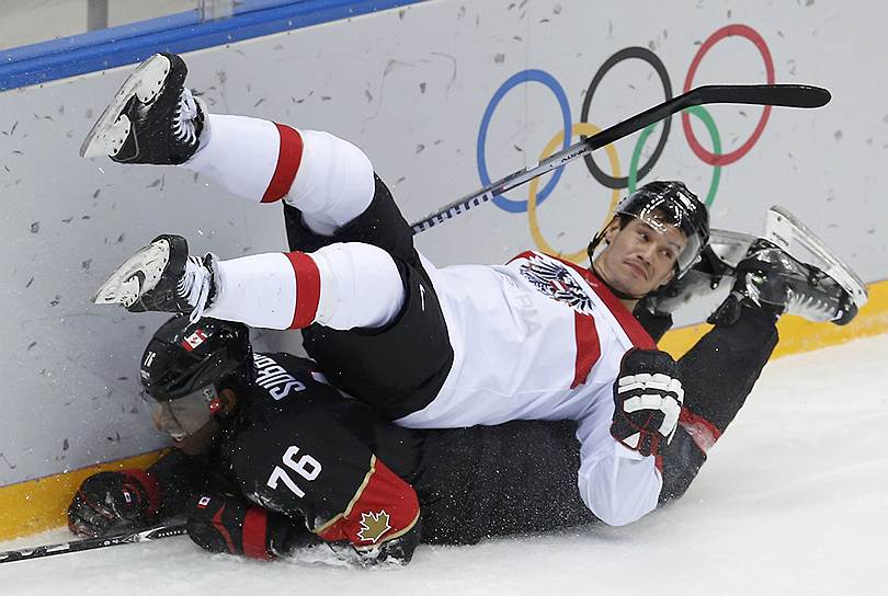 Австрийский хоккеист Оливер Зетцингер  упал на канадского спорстмена Пернелла Карла Суббана во время хоккейного матча 