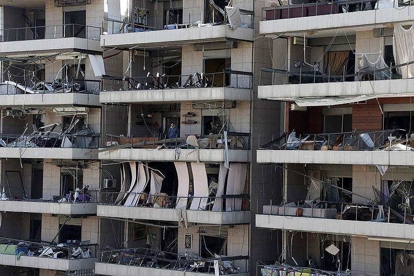 Жилой дом, поврежденный при взрыве в Бейруте