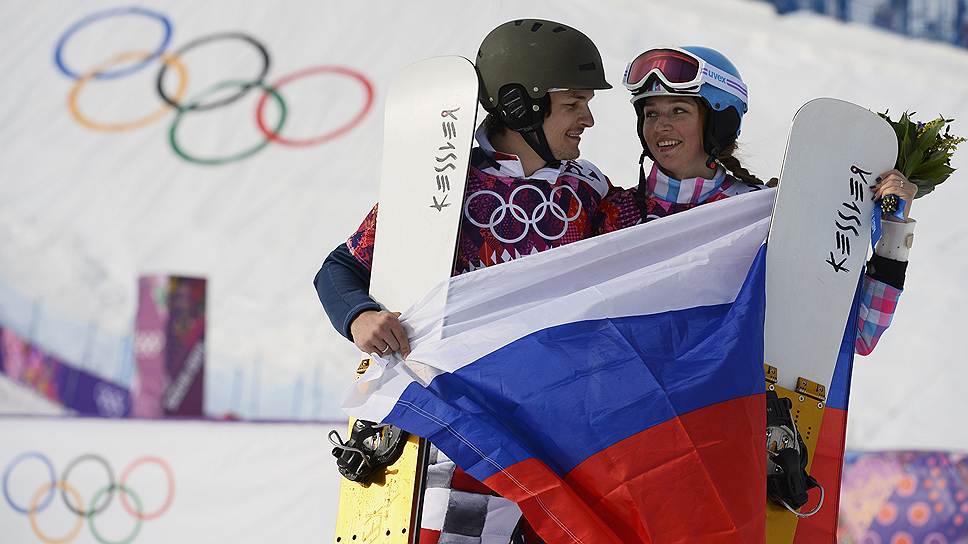 Российский сноубордист Вик Уайлд завоевал золотую медаль в параллельном гигантском слаломе. Его жена Алена Заварзина получила бронзу в аналогичной дисциплине среди женщин