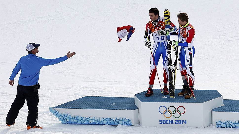 Серебряную медаль в гигантском слаломе среди мужчин получил лыжник из Франции Стив Мисилье (в центре). Его соотечественник Алексис Пинтуро (справа) завоевал бронзу