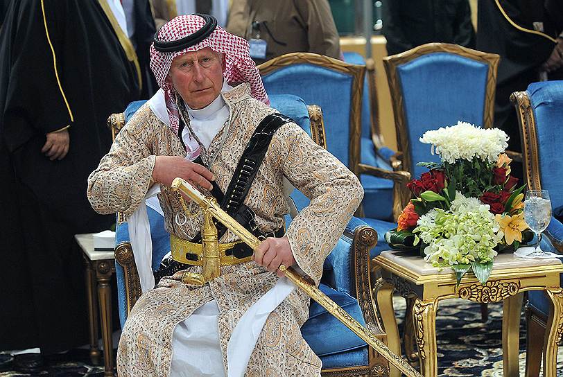 Принц Чарльз, одетый в национальный саудовский костюм, во время посещения культурного фестиваля в Эр-Рияде
