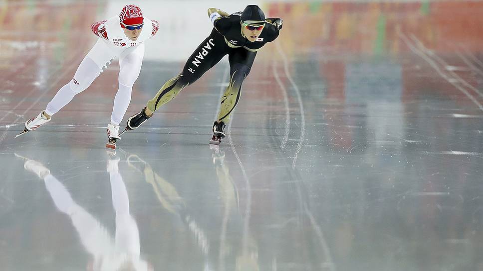 Россиянка Ольга Граф (слева) и спортсменка из Японии Шихо Ишизава на дистанции 5000 м