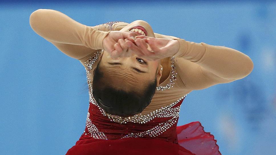 По итогам короткой программы среди женщин на первом месте — фигуристка из Южной Кореи Ким Юна, получившая 74,92 балла. На втором месте — россиянка Аделина Сотникова (74,64 балла), на третьем — Каролина Костнер из Италии (74,12)
