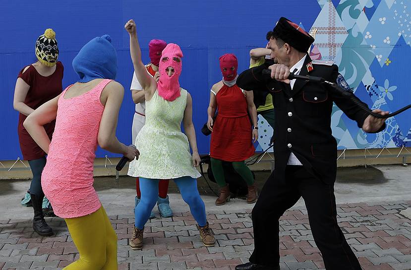 Во время проведения акции панк-группы Pussy Riot в Сочи на ее участниц напали казаки, вооруженные нагайками