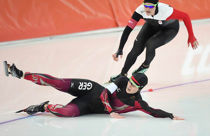 Во время скоростного бега на коньках упала спортсменка из Германии Моника Ангермюллер 