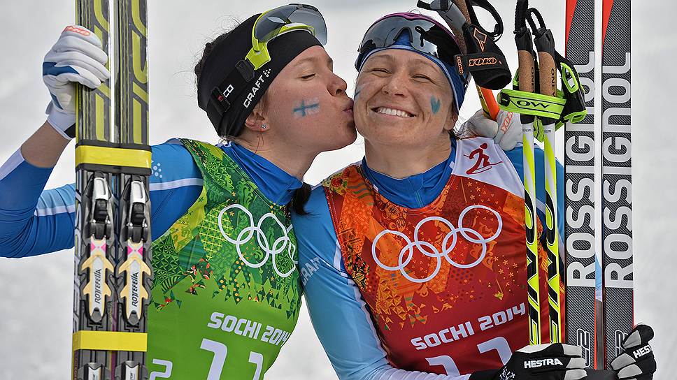 В командном спринте классическим стилем среди женщин золотая медаль досталась спортсменкам из Норвегии. Второе место завоевали лыжницы из Финляндии Кертту Нисканен (слева) и Айно-Кайса Сааринен