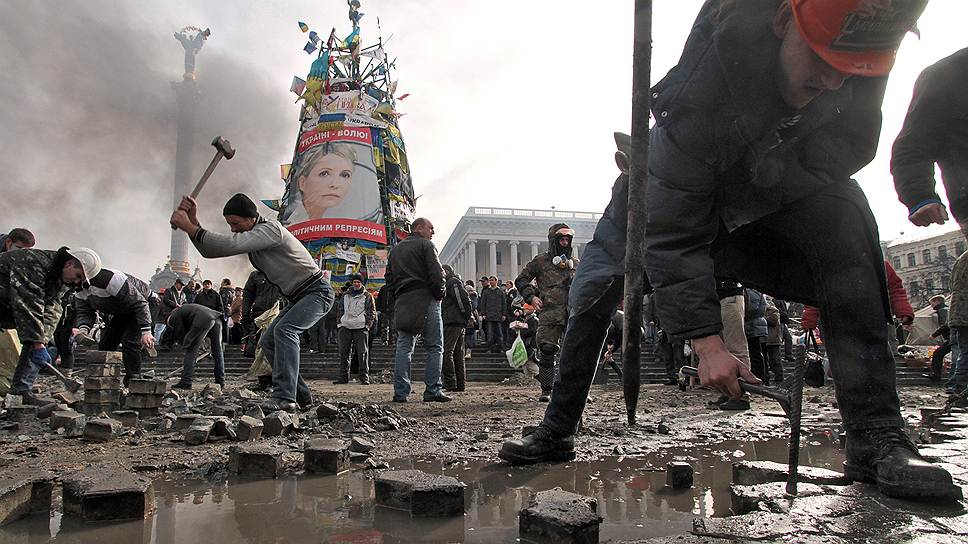 Протестующие разбирают мостовую на площади Независимости в центре Киева