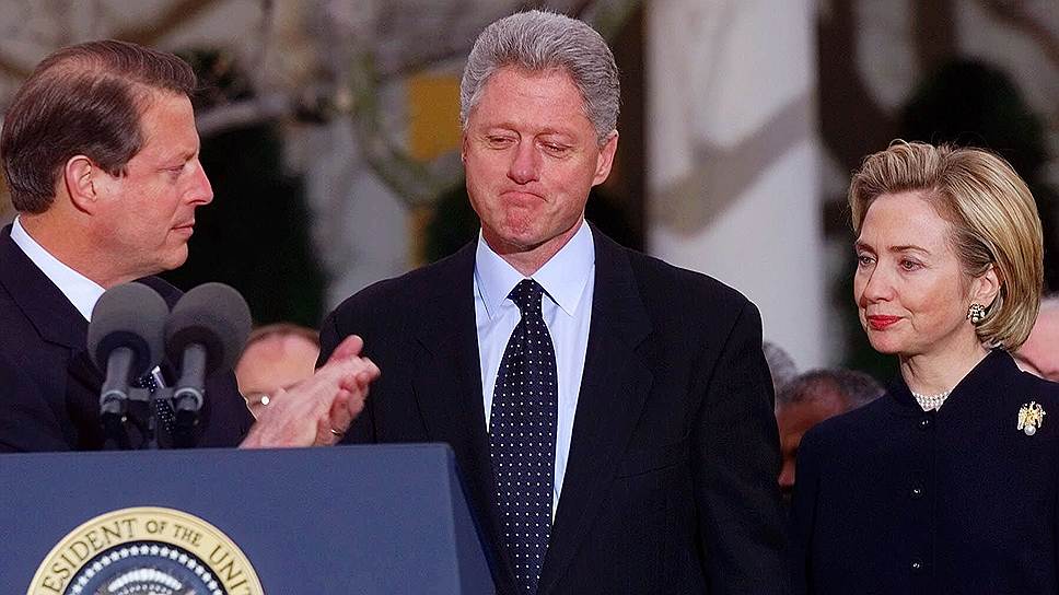 В 1998 году президента США Билла Клинтона к импичменту привел сексуальный скандал со стажеркой Белого дома Моникой Левински и связанное с ним лжесвидетельство. Так же, как и в случае с Джонсоном, обвинению не хватило голосов для процедуры по отставке