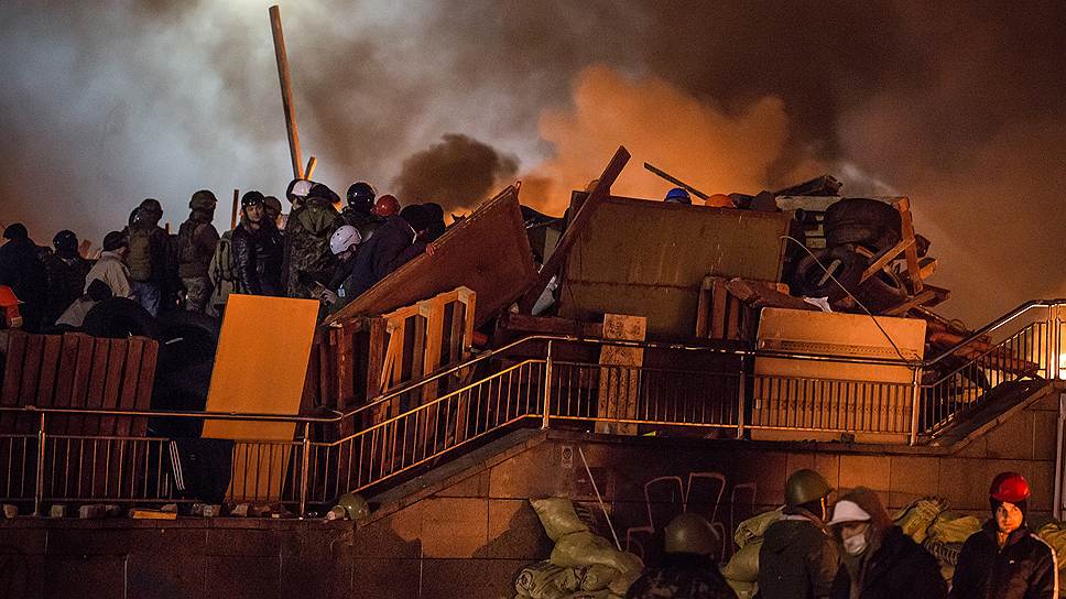 Десятки бойцов внутренних войск с улицы Грушевского сдались в плен активистам самообороны «Евромайдана», утверждает «РБК-Украина». Они сдаются под гарантии безопасности