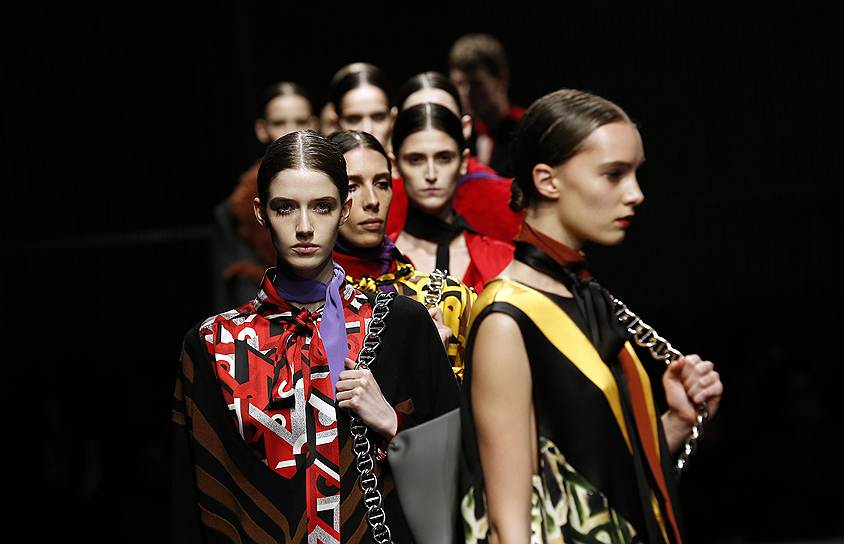 Показ осенне-зимней коллекции Prada на неделе моды в Милане