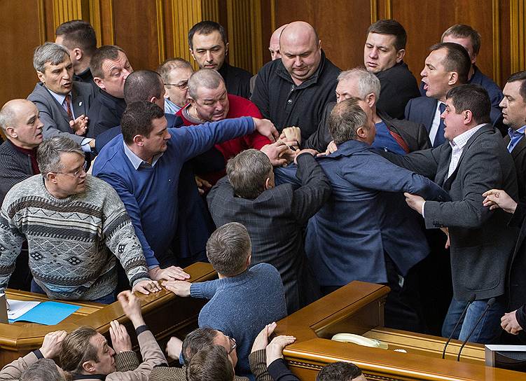 Драка между депутатами во время заседания Верховной рады Украины