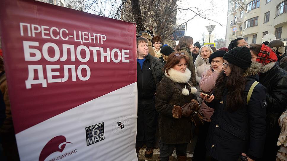 У суда собрались более тысячи человек