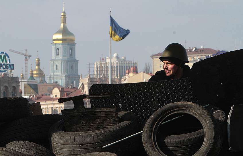На Майдане началась панихида по погибшим