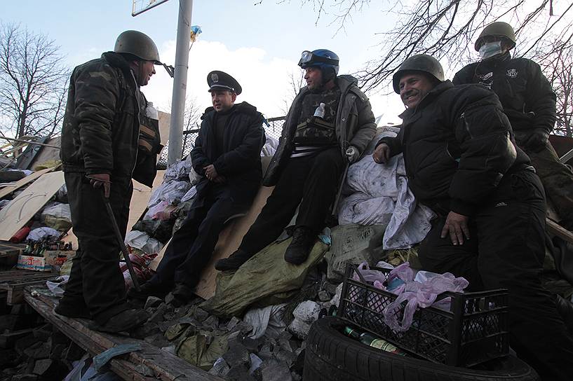 Львовские милиционеры, перешедшие на сторону украинской оппозиции, прибыли в Киев для охраны Майдана