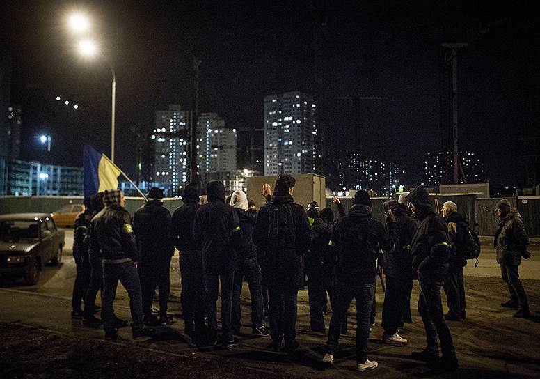 Один из ночных патрулей &quot;гражданской самообороны&quot;, охраняющих спальные районы Киева от хулиганов и &quot;титушек&quot;