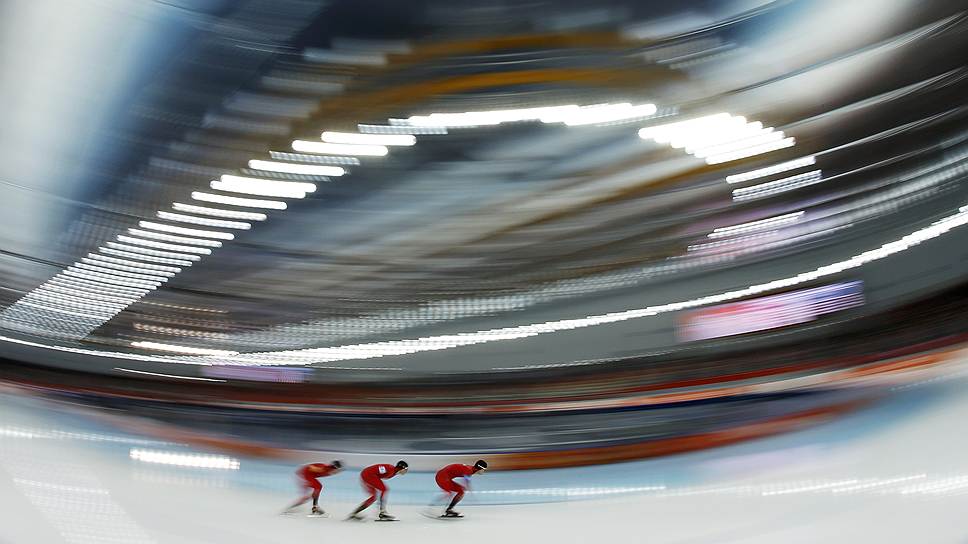 Норвежская команда конькобежцев во время финальной гонки