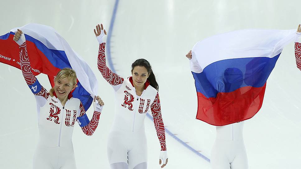 Команда российских конькобежек после победы на соревнованиях за бронзовые медали Олимпийских игр в Сочи