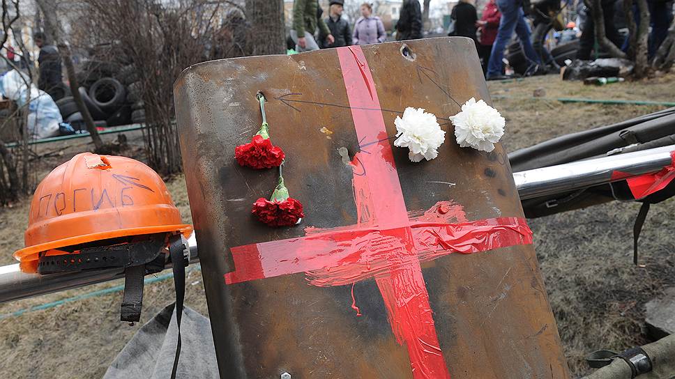 На Украине объявлен двухдневный траур по погибшим во время столкновений на Украине. На Майдане прощаются с убитыми