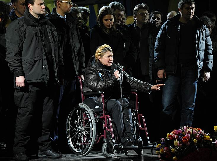 Юлия Тимошенко: «Я буду гарантом того, что вас больше никто не предаст... Я буду гарантом того, что вы будете знать, что происходит за кулисами. Я, как один из политиков, который не просто кается, я хочу попросить у вас прощения, я хочу сейчас извиниться перед вами за всех политиков. Я хочу одна за всех сказать вам, что политики до сих пор были недостойны вас. Я хочу, чтобы вы увидели других политиков, других чиновников»