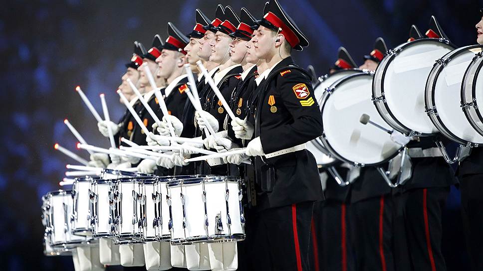 На сцене — ансамбль барабанщиков московского военного музыкального училища